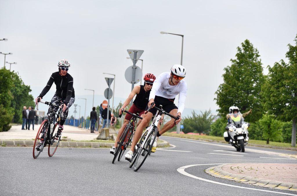 Mérföldkő a közúti edzésekben: a triatlonosokat is segítheti az új „sportkerékpáros” KRESZ-kategória