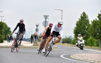 Mérföldkő a közúti edzésekben: a triatlonosokat is segítheti az új „sportkerékpáros” KRESZ-kategória